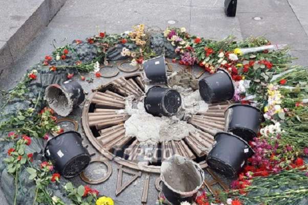 Вандали знову залили цементом Вічний вогонь у Києві