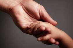 Киянин підкинув дитину і не спіймав