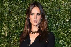 Алессандра Амбросио прилетела на показ Victoria's Secret в Китай с родителями и сестрой