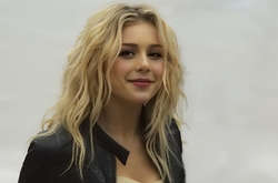 Тина Кароль вышла на красную дорожку в стильном обтягивающем платье