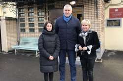 Дружина і донька Сущенка з адвокатом Фейгіном біля входу в СІЗО