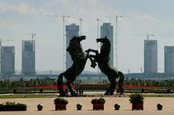 Китайське місто-привид, в якому порожніми залишаються 98% будівель. Фотогалерея