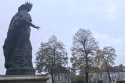 Пам&rsquo;ятник Анні Київській у Санлісі