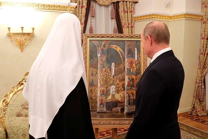 Путин подарил патриарху-имениннику картину: появились фото 