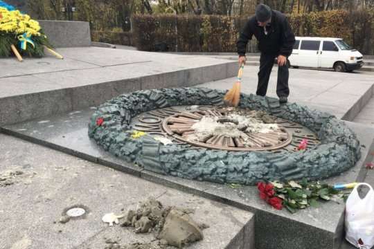 Влада Києва встановить камери біля пам'ятників для запобігання вандалізму