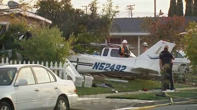 Легкомоторний літак впав на будинок в Каліфорнії: є постраждалі