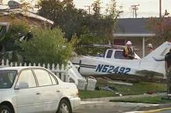 Легкомоторний літак впав на будинок в Каліфорнії: є постраждалі