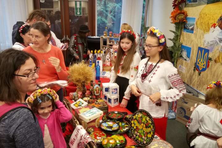 На благодійному ярмарку в НАТО для українських дітей були зібрані тисячі євро