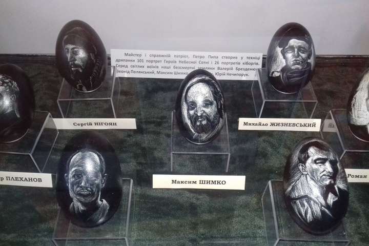 У Вінниці портрети героїв Небесної сотні зобразили на яйцях