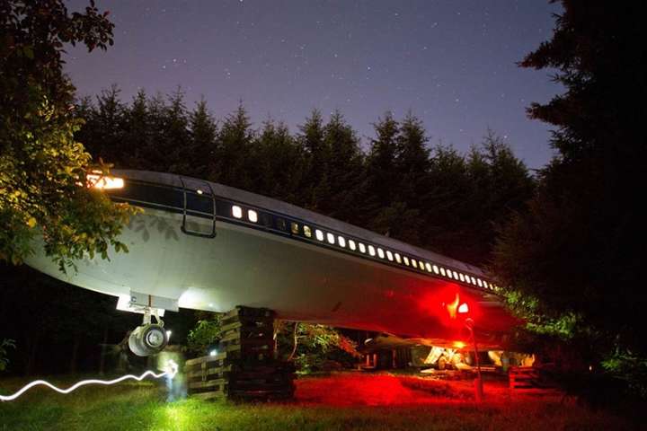 Пенсіонер з США перетворив літак Boeing 727 на будинок з душем та прозорою підлогою