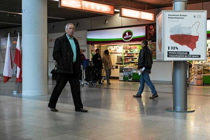 В аэропорту Варшавы заметили провокационные плакаты с картой Польши