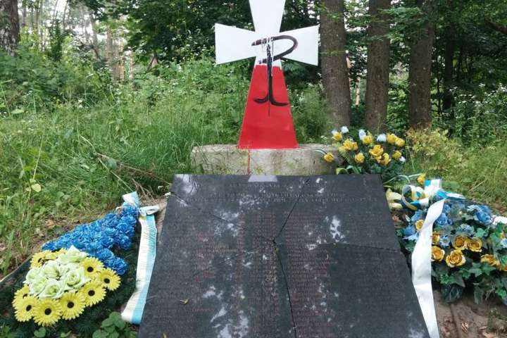 Польща погодилася на відновлення сплюндрованих українських пам'ятників