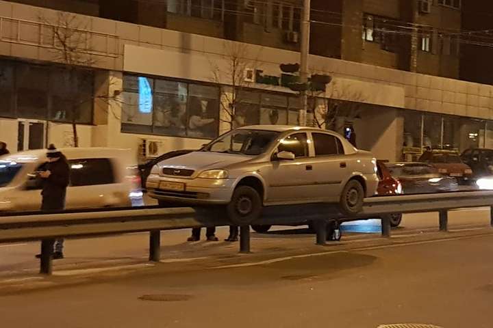 80 метрів по відбійнику: У Києві нардеп зняв незвичний маневр авто