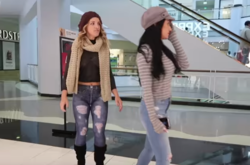 Появилось видео, как девушка прошлась по торговому центру в нарисованной одежде