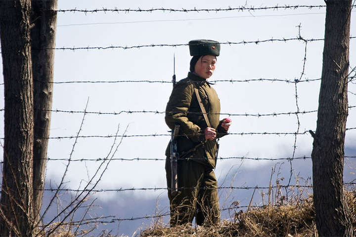 В мережі з’явилось відео втечі північнокорейського солдата в Південну Корею