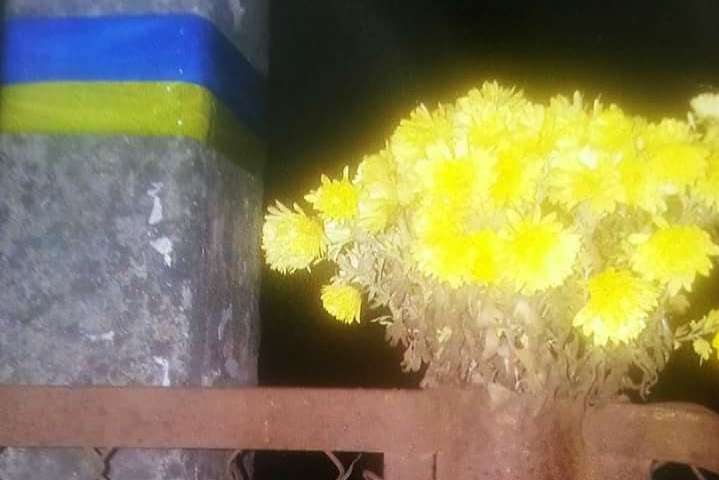 На место расстрела Окуевой впервые принесли цветы (фото)