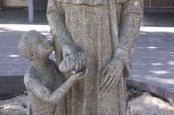 В школе открыли памятник святому с батоном. Но его приняли за педофила