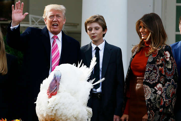 День подяки в США: Трамп з родиною вперше помилував індика. Фотогалерея