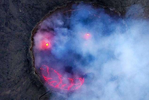 Британский фотограф сделал уникальное фото улыбающегося вулкана