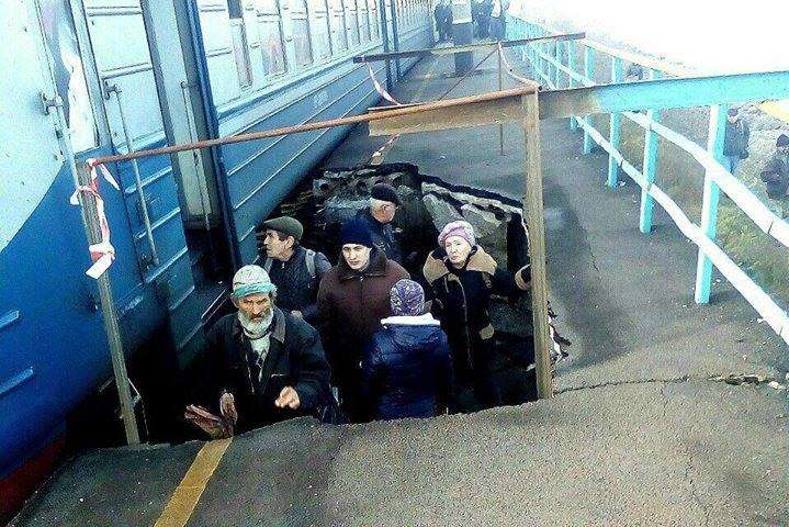 Люди на Дніпропетровщині чекають потяги у ямі через обвал платформи (фото) 