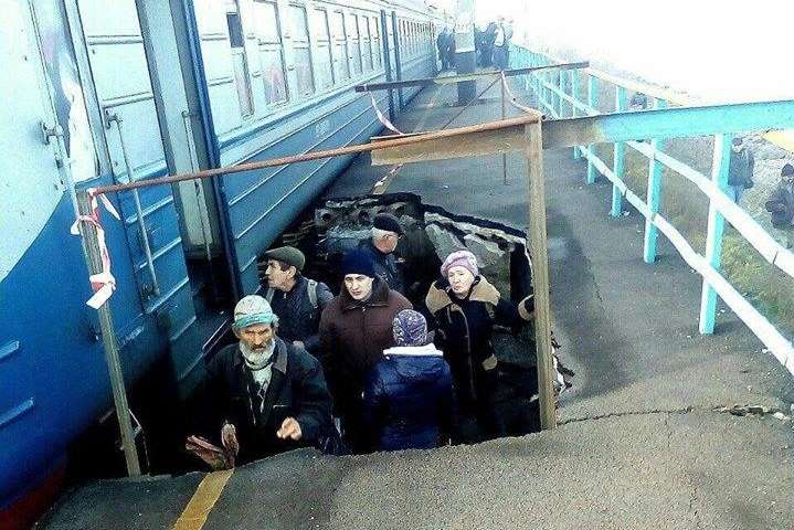 Это не фотошоп: «Укрзалізниця» подтвердила провал платформы на Запорожье 
