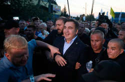  Саакашвілі прорвався з групою прихильників через пункт пропуску «Шегині» у Львівській області. 