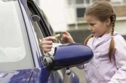 У Києві чоловік та жінка цукерками заманювали школярів і намагалися їх викрасти