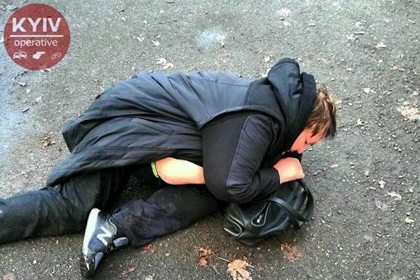 У столиці п’яна жінка-водій випала з машини і заснула на асфальті