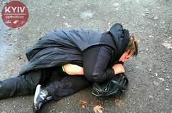 У столиці п’яна жінка-водій випала з машини і заснула на асфальті