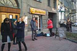 Навпроти Нацбанку у столиці помер чоловік 