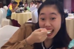 «Как поесть, не размазав помаду»: Смешное видео собрало 10 млн. просмотров за сутки