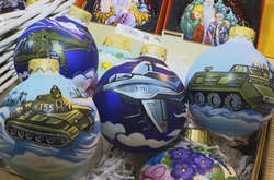 У Москві продають ялинкові прикраси із зображенням військової техніки