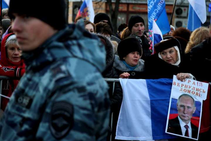 Кремлю не удалось слепить «полноценных» россиян из взрослых крымчан
