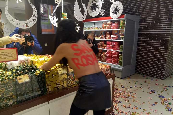 Оголена активістка Femen влаштувала в магазині Roshen «чорну п’ятницю»