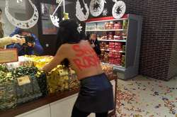 Оголена активістка Femen влаштувала в магазині Roshen «чорну п’ятницю»