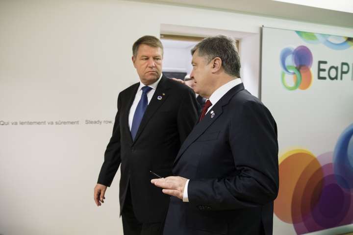 Президент України Петро Порошенко і президент Румунії Клаус Йоганніс - Президент Румунії висловив Порошенку занепокоєння українським законом про освіту