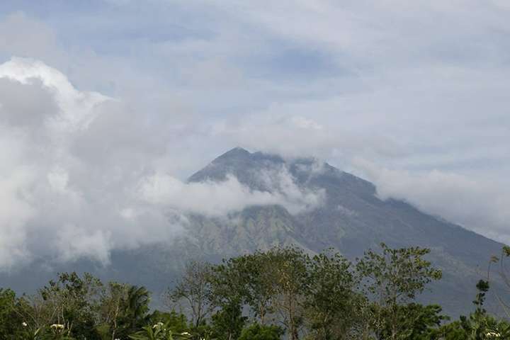 На Балі розпочалося активне виверження священного вулкану