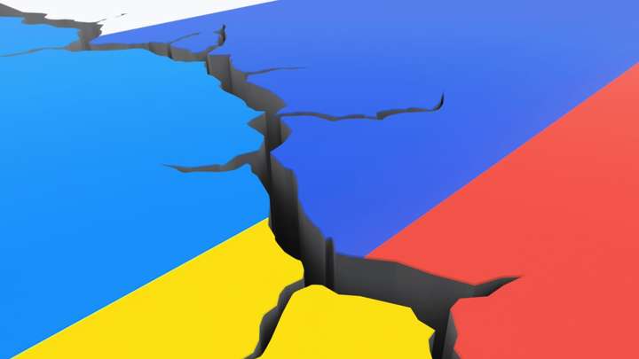 Лише 6,8% українців надають перевагу розвитку стосунків України з РФ  - опитування