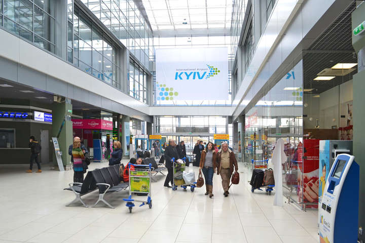Аеропорт «Київ» евакуюють через повідомлення про вибухівку