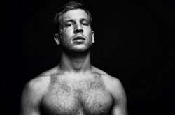 Иван Дорн разделся на сцене во время концерта в Москве 