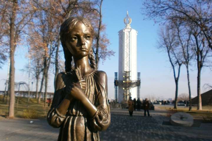 Українці згадують жертв Голодоморів