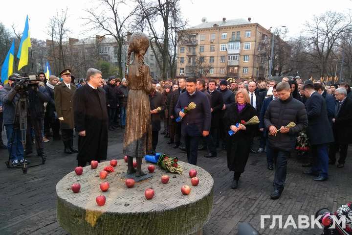 Україна вшановує пам’ять жертв Голодоморів (фотогалерея, відео)
