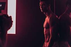 Спортивный и обнаженный: Криштиану Роналду снялся в горячей фотосессии