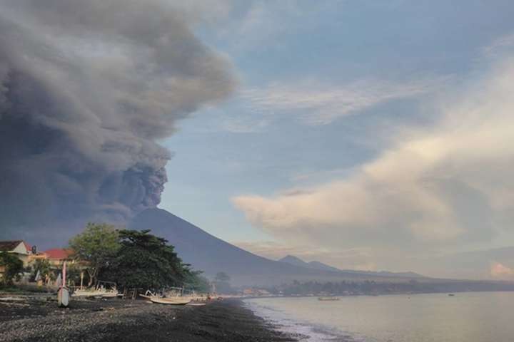Як вивергається вулкан на Балі: фото та відео