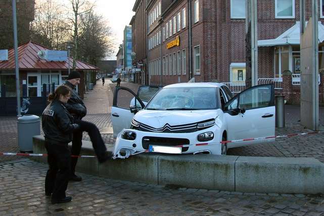 У Німеччині автомобіль в’їхав у натовп: є поранені (фото)