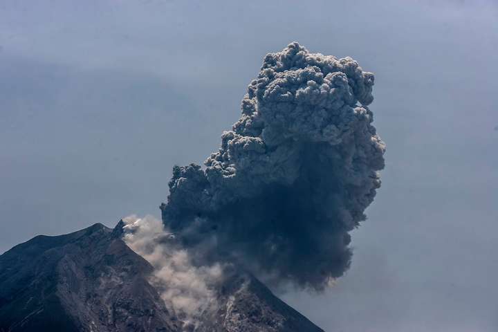 Вулкан на Балі викинув стовп попелу на висоту в три кілометри