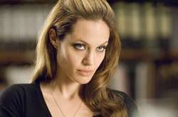 Анджелина Джоли рассказала, как ей пришлось съесть змею 