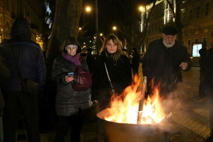 В Одесі розпалили багаття під прокуратурою: люди протестують проти затримання активістів