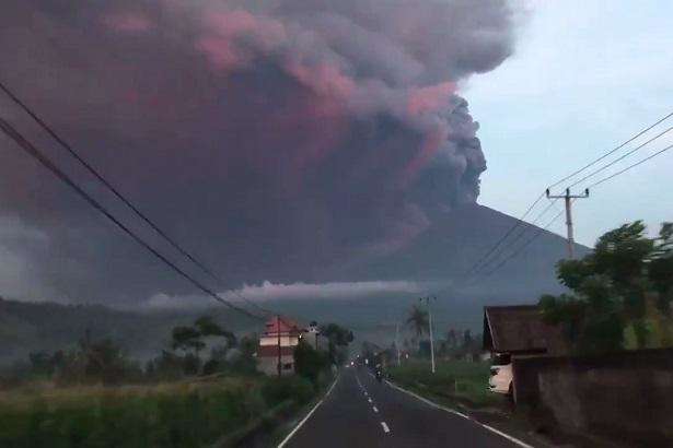 Індонезії підвищила до максимуму небезпеку від виверження вулкана на Балі 
