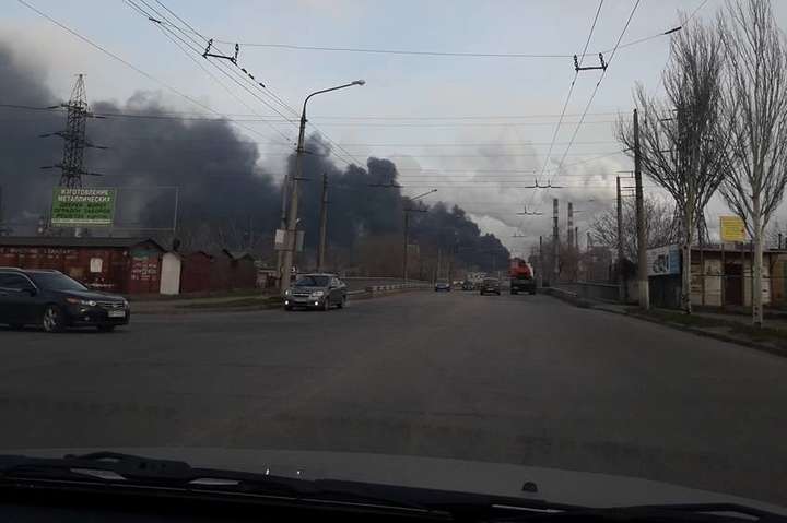 Запорожців налякав густий чорний дим над заводами